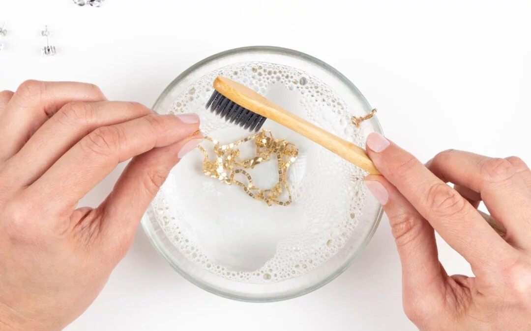 Cleaning gold jewellery